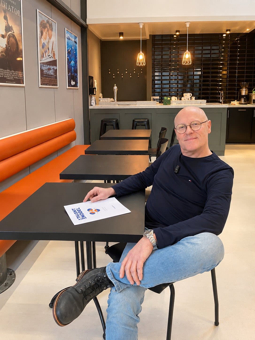 Jan Hooikammer aan tafel, klaar voor een Talentgesprek