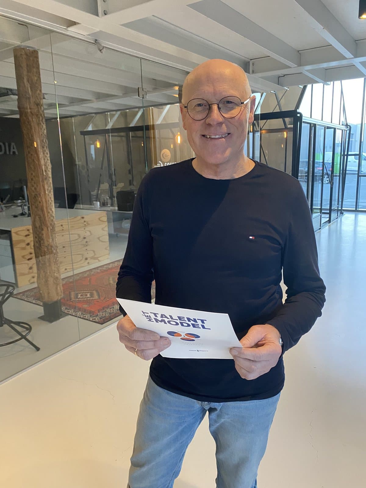 Jan Hooikammer met het boekje van Het Talentmodel