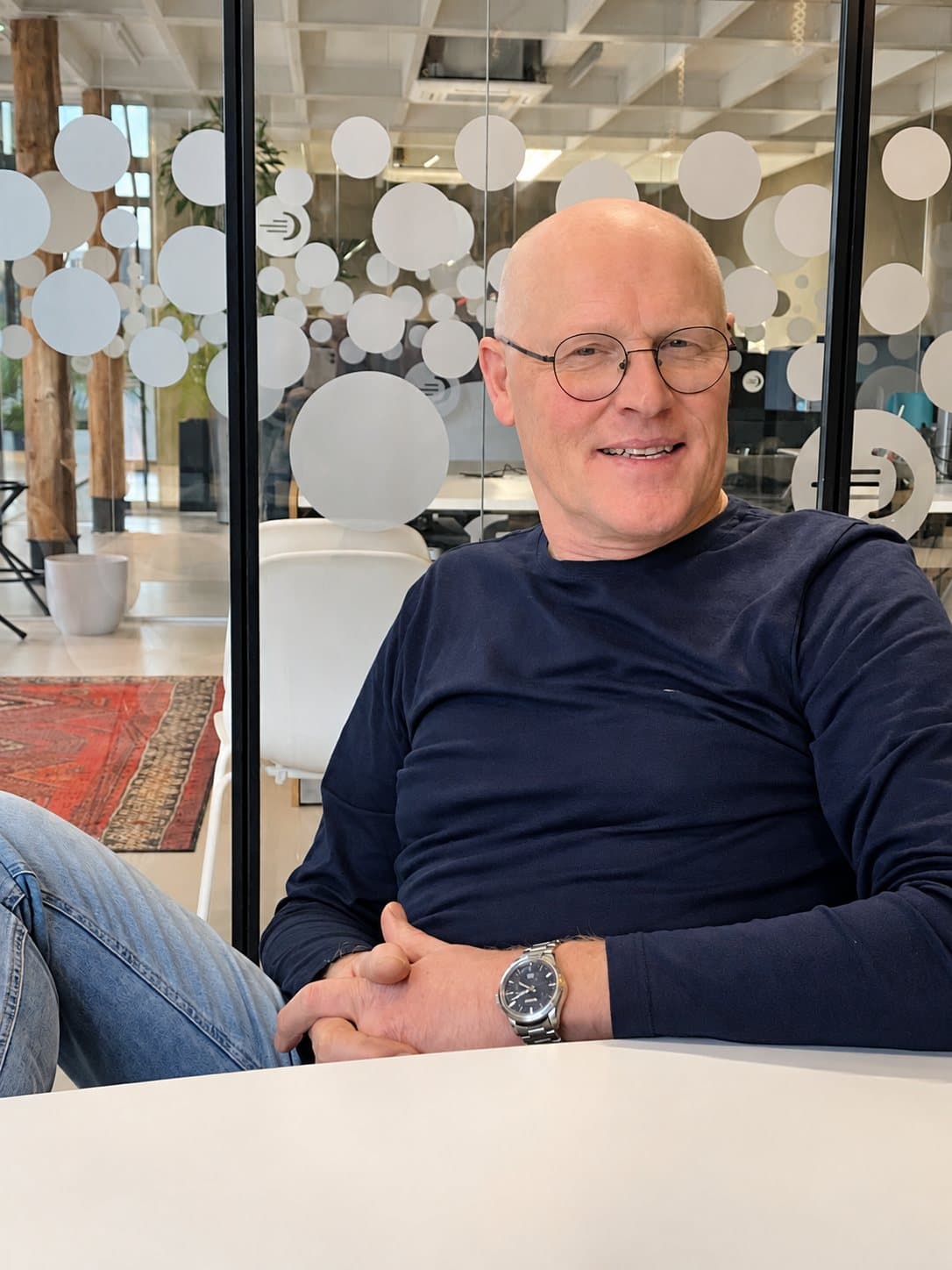 Jan Hooikammer, oprichter van TalentDiggers, aan tafel