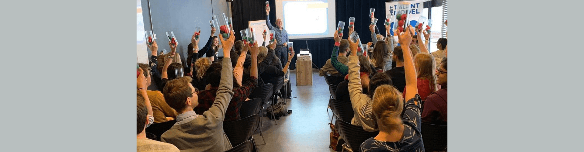 Jan Hooikammer geeft een workshop over Het Talentmodel aan een volle zaal